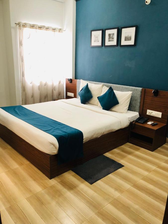 Hotel Ballfin Indore 인도르 외부 사진
